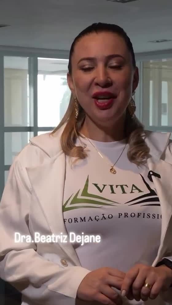 Dra. Beatriz Dejane Coutinho se apresentando em vídeo